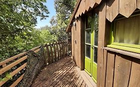 Cabane perchée de Lys dans les chênes verts et le micocoulier